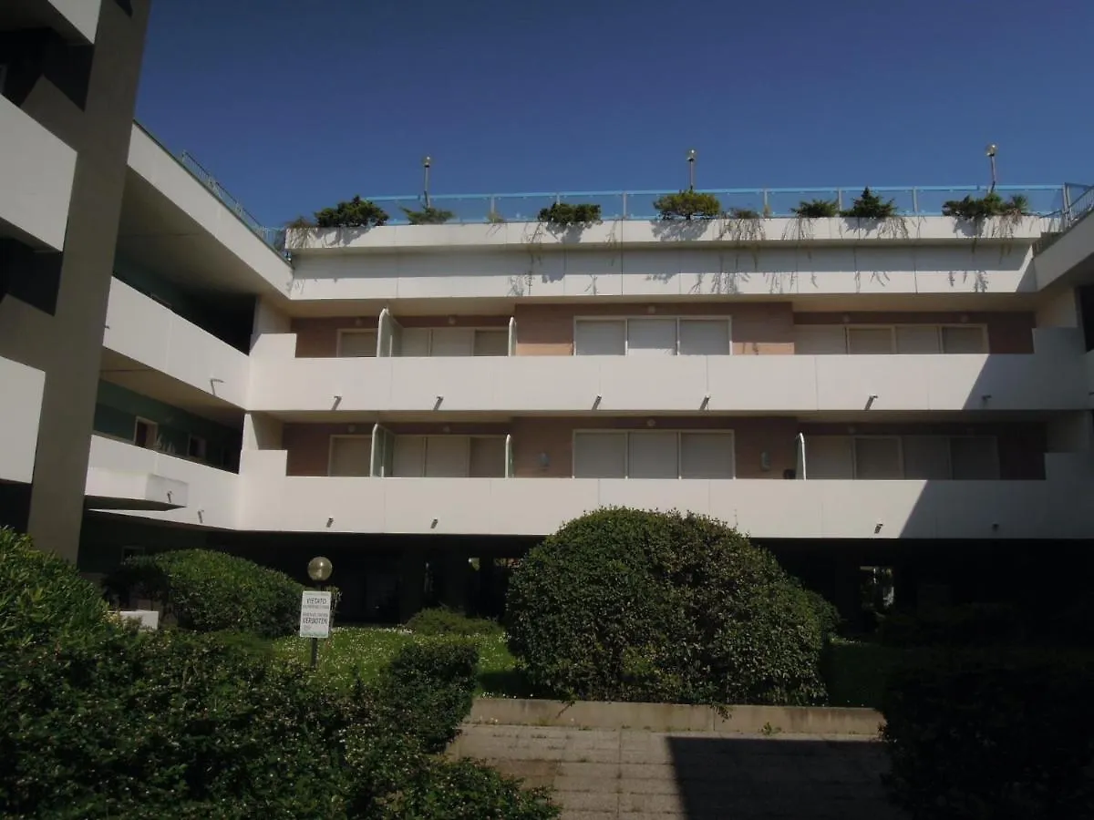 Three-Room Bright Flat 150M From The Sea Bibione Italy